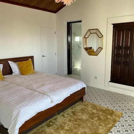 Casa Rosas Carvoeira