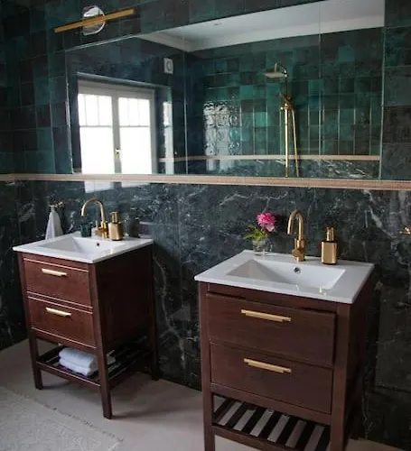 Casa Rosas Carvoeira