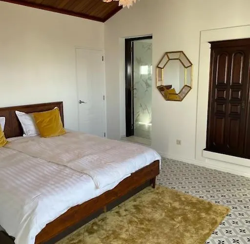 Casa Rosas Carvoeira